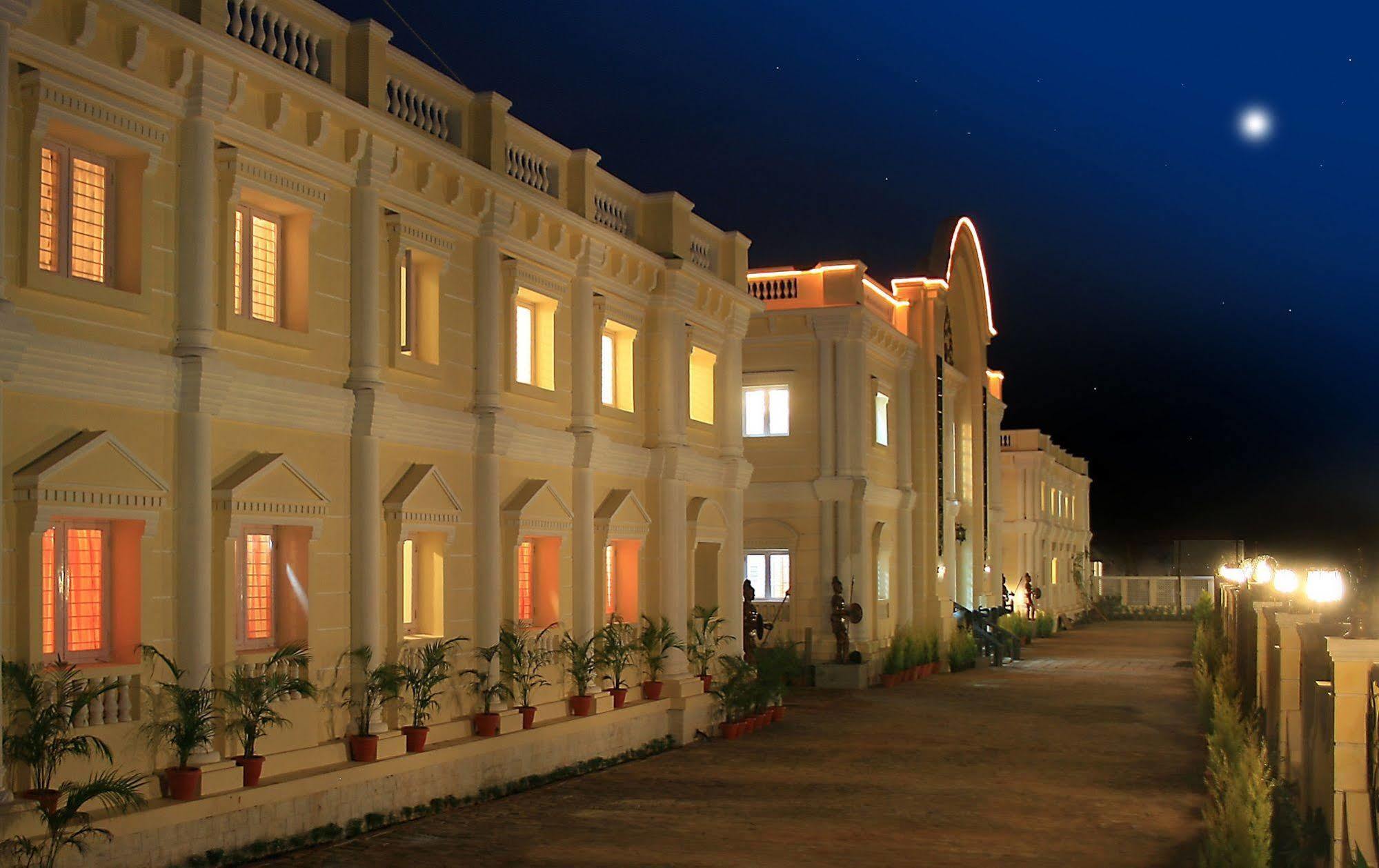 Kumararraja Palace Йелагири Екстериор снимка