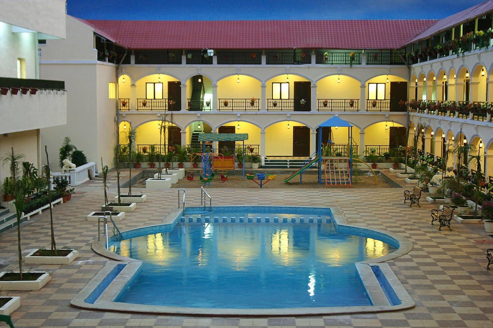 Kumararraja Palace Йелагири Екстериор снимка